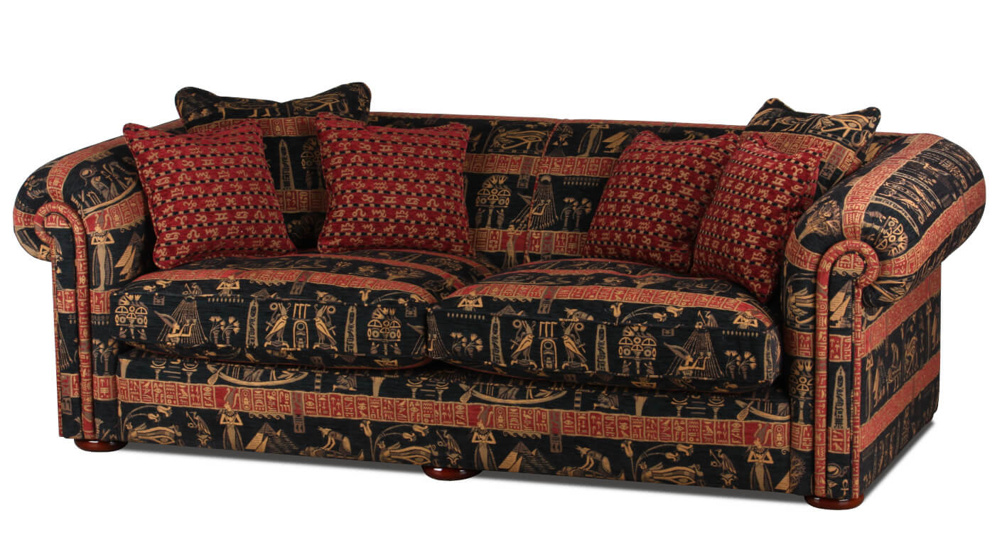 Foto vom britischen Kolonialstil Sofa Metropolitan in Pharao-Design Stoffbezug.