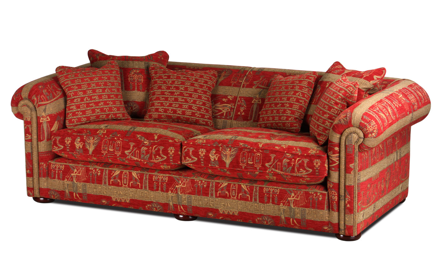 Foto vom Big Sofa im Kolonialstil mit Bezug im altägyptischen Pharaonen Design